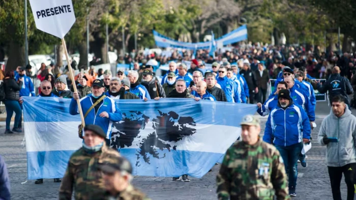 69cd85bee301d_700_394!